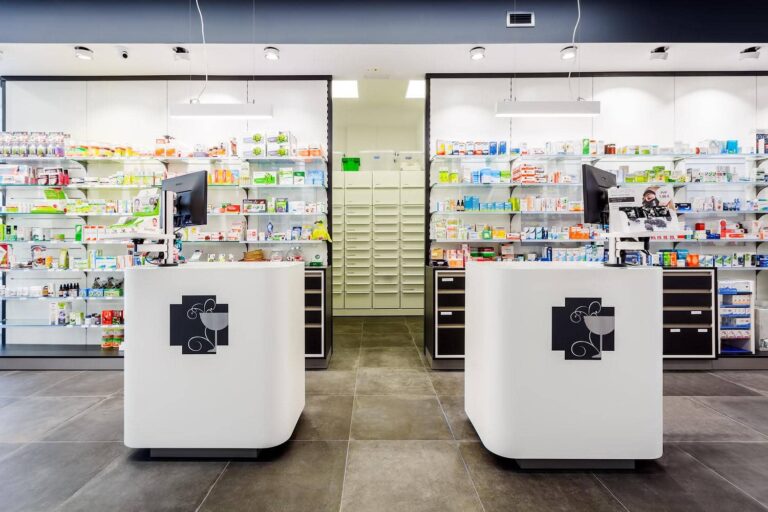 Mostradores a medida para farmacias y paneles autoportantes con estantes regulables.