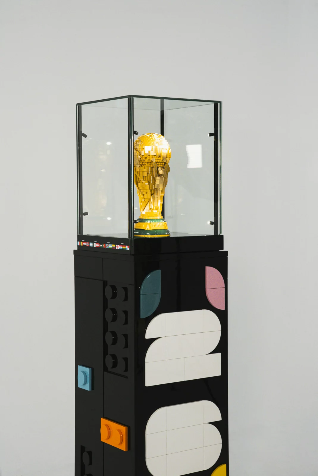 Vitrina premium a medida para la FIFA World Cup 2026™ by LEGO®
