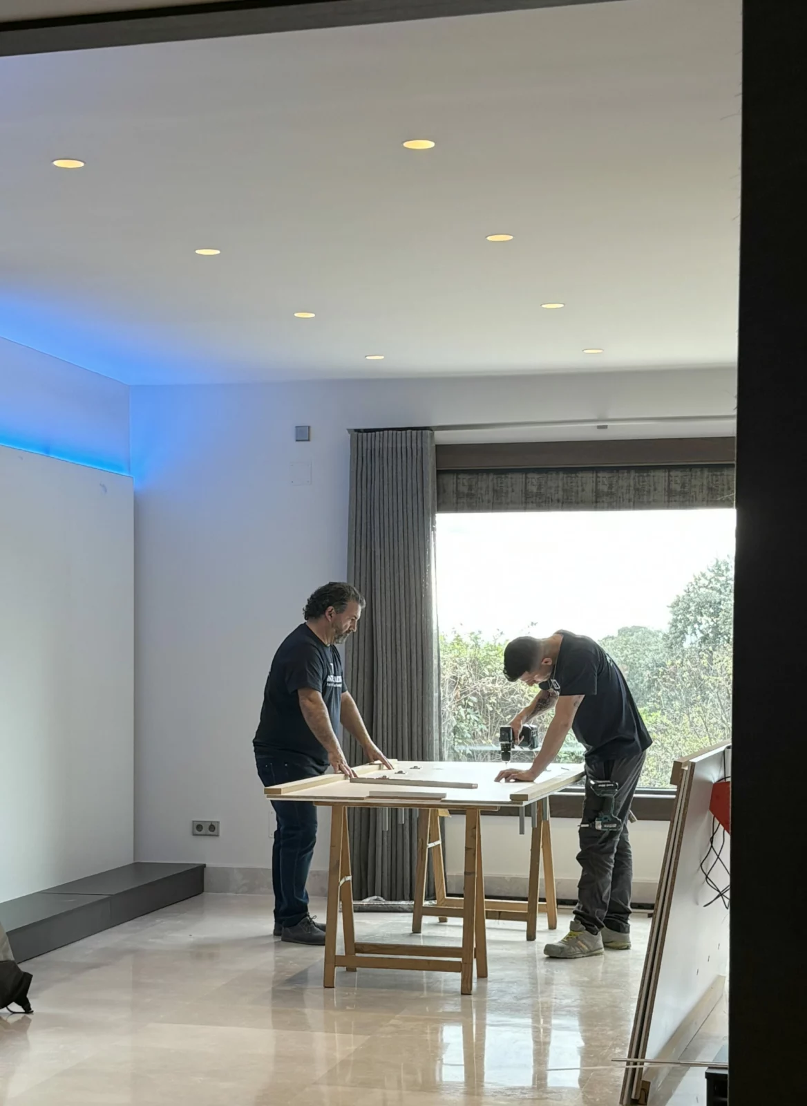 Vestidor a medida para Omar Montes por Integrale360.