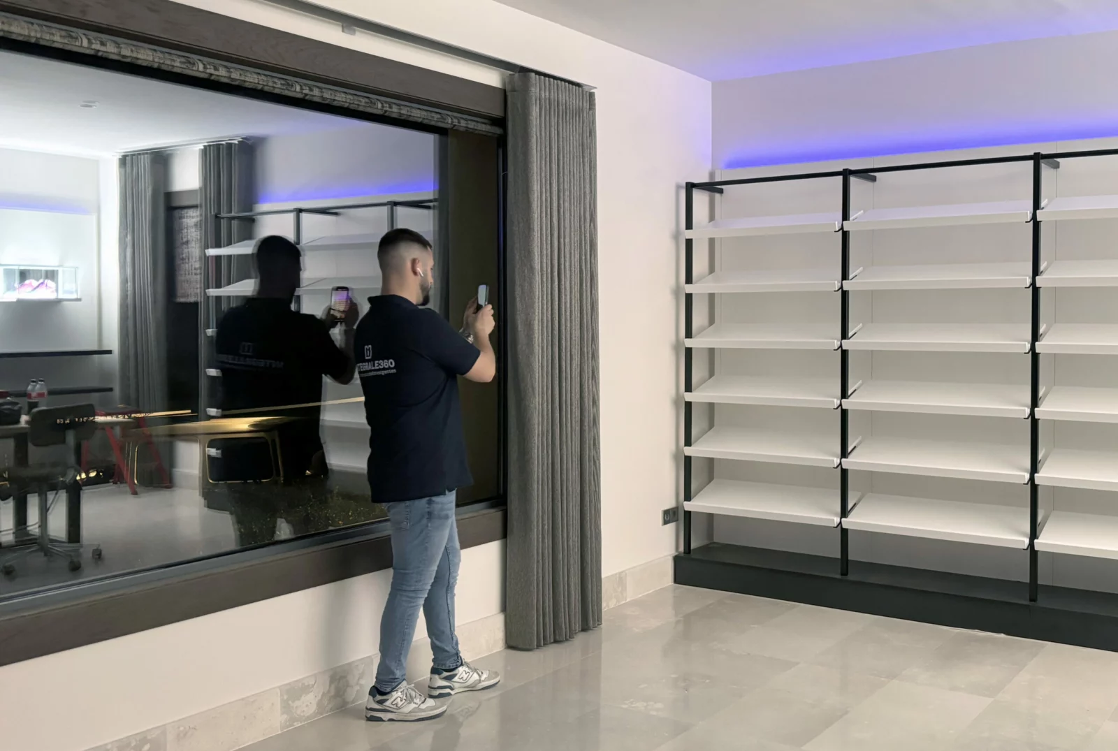 Vestidor a medida para Omar Montes por Integrale360.