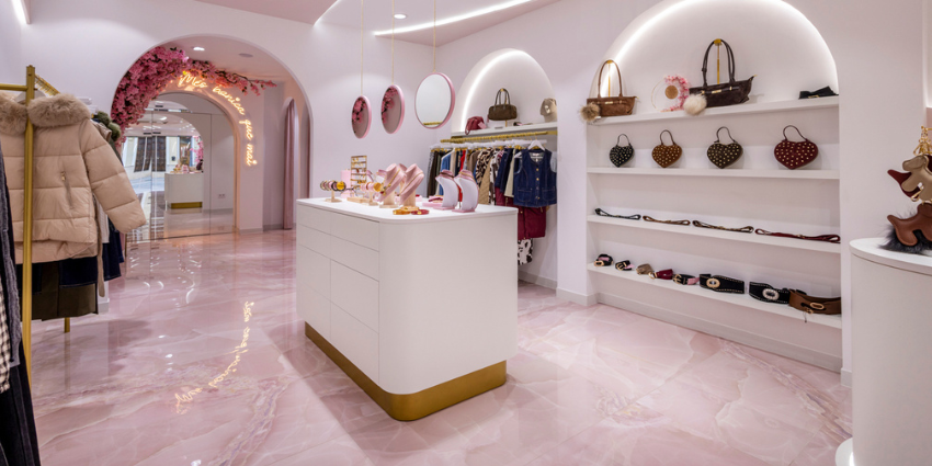 Mostradores personalizados para tiendas de deportes.