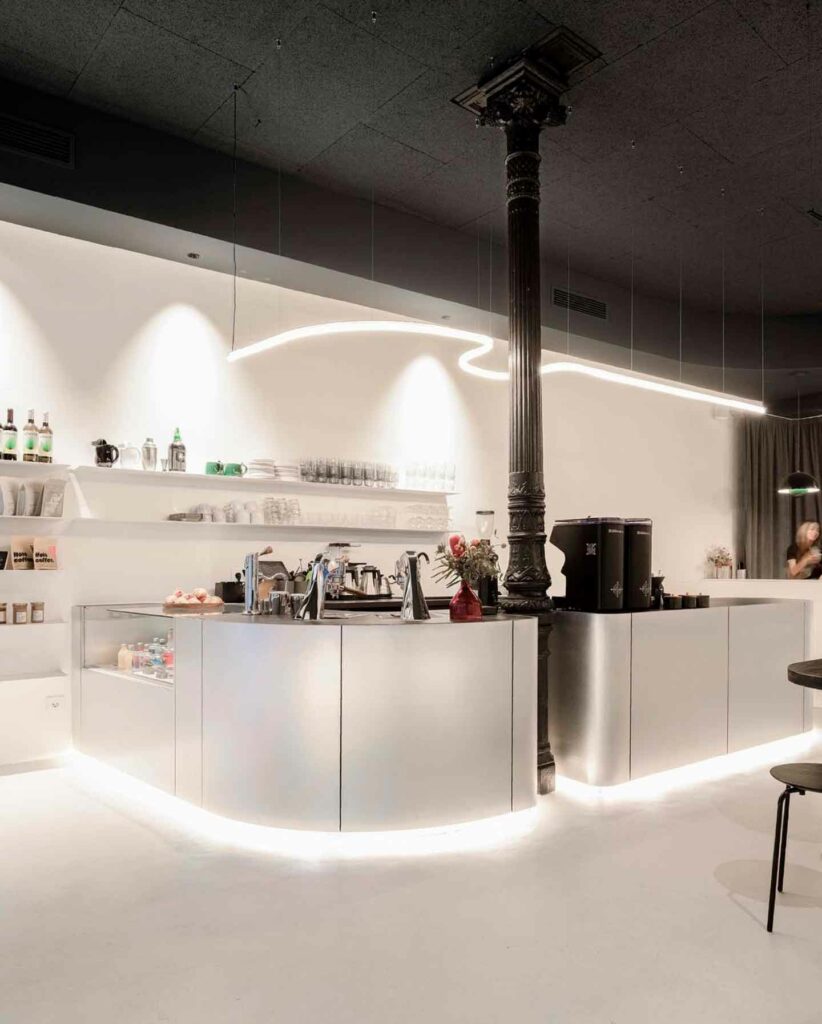 Mobiliario comercial a medida fabricado por Integrale360 para la cafetería Osom Coffee Cantine.