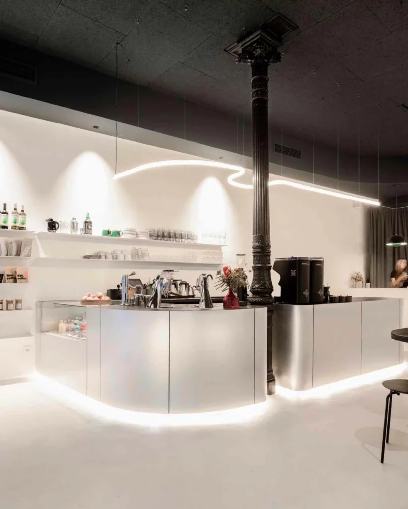 Mobiliario comercial a medida fabricado por Integrale360 para la cafetería Osom Coffee Cantine.