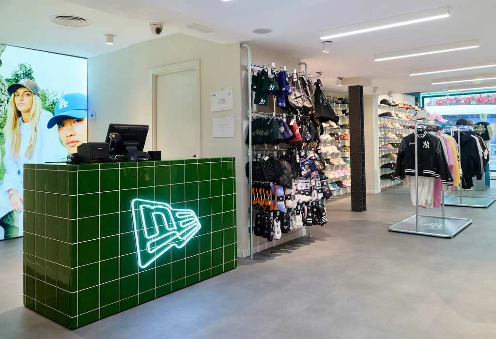 Mobiliario comercial a medida fabricado por Integrale360 para la marca New Era.