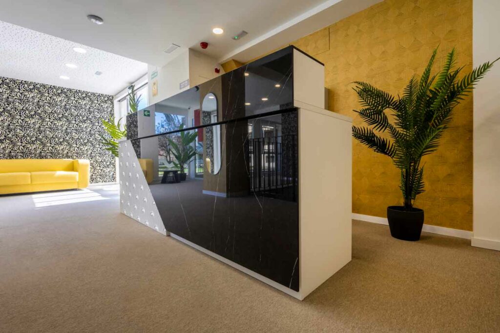 Mobiliario comercial a medida fabricado por Integrale360 para el Hotel Smart Rental.