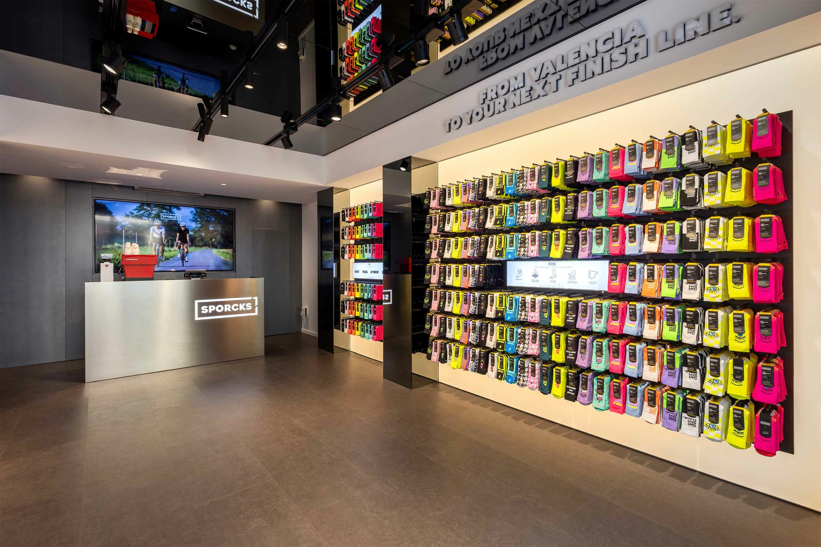 Mobiliario comercial a medida fabricado por Integrale360 para la franquicia Sporcks.