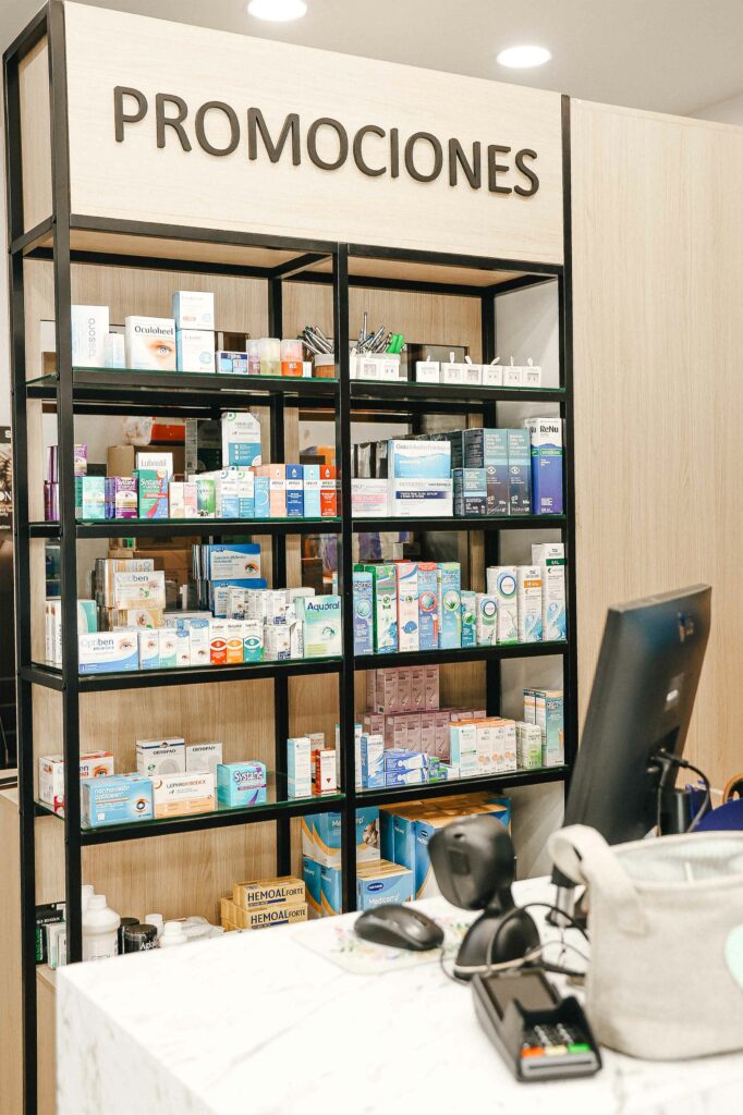 Mobiliario comercial a medida fabricado por Integrale360 para la Farmacia San Telmo.