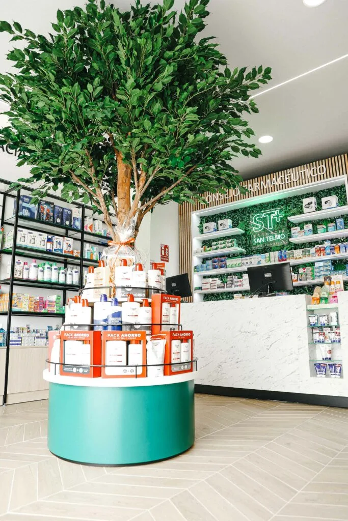 Mobiliario comercial a medida fabricado por Integrale360 para la Farmacia San Telmo.
