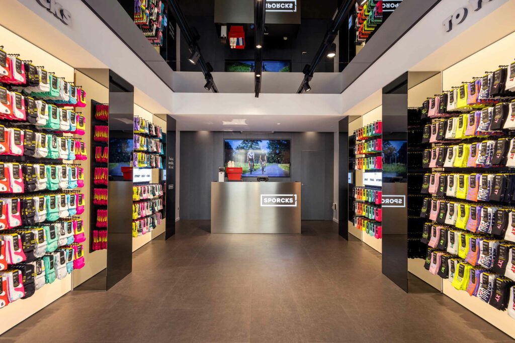 Mobiliario comercial a medida fabricado por Integrale360 para la franquicia Sporcks.