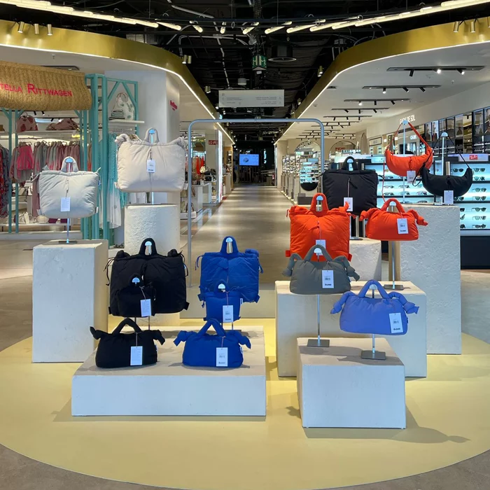 Fabricamos a medida mobiliario para boutiques  y complementos.