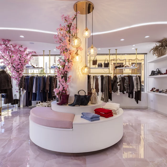 Fabricamos a medida mobiliario para boutiques  y complementos.