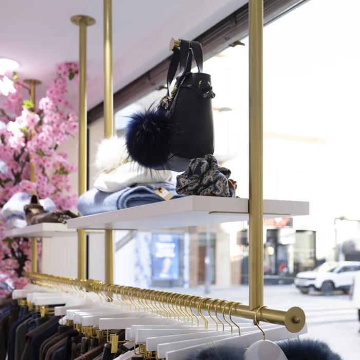 Fabricamos a medida mobiliario para boutiques  y complementos.