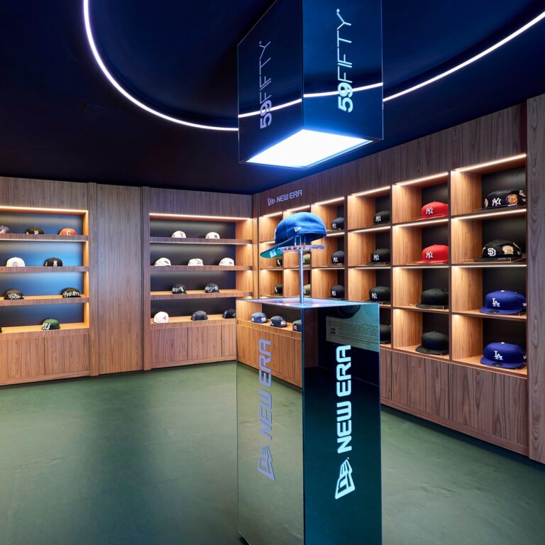 Muebles para New Era fabricados a medida.