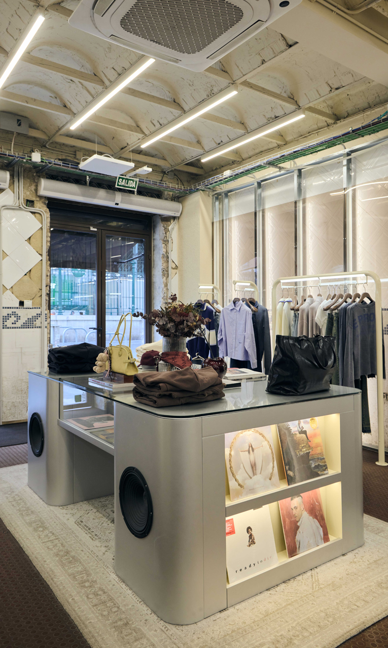 Mobiliario a medida para Ganga Tattoo Studio.