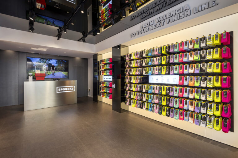 Mobiliario a medida para la nueva tienda de Sporcks en Valencia. Fabricación para marcas.